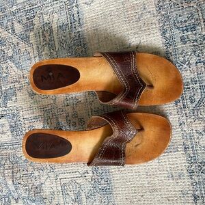 MIA vintage Y2K heeled sandal. Unique wooden shoe.